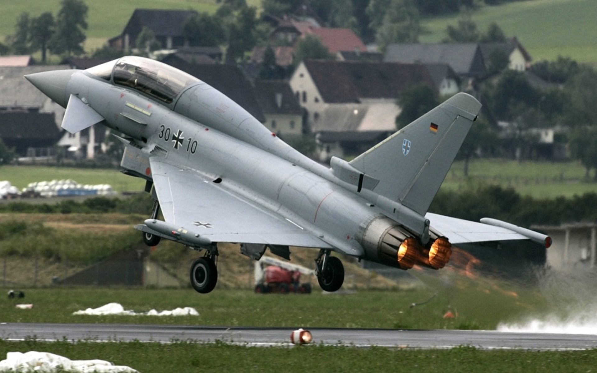 里昂利用空切配合撕裂密集防守